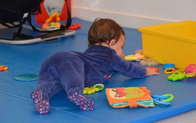 Un enfant joue sur un tapis