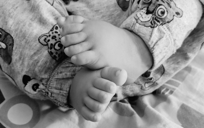 Bébé pieds nus