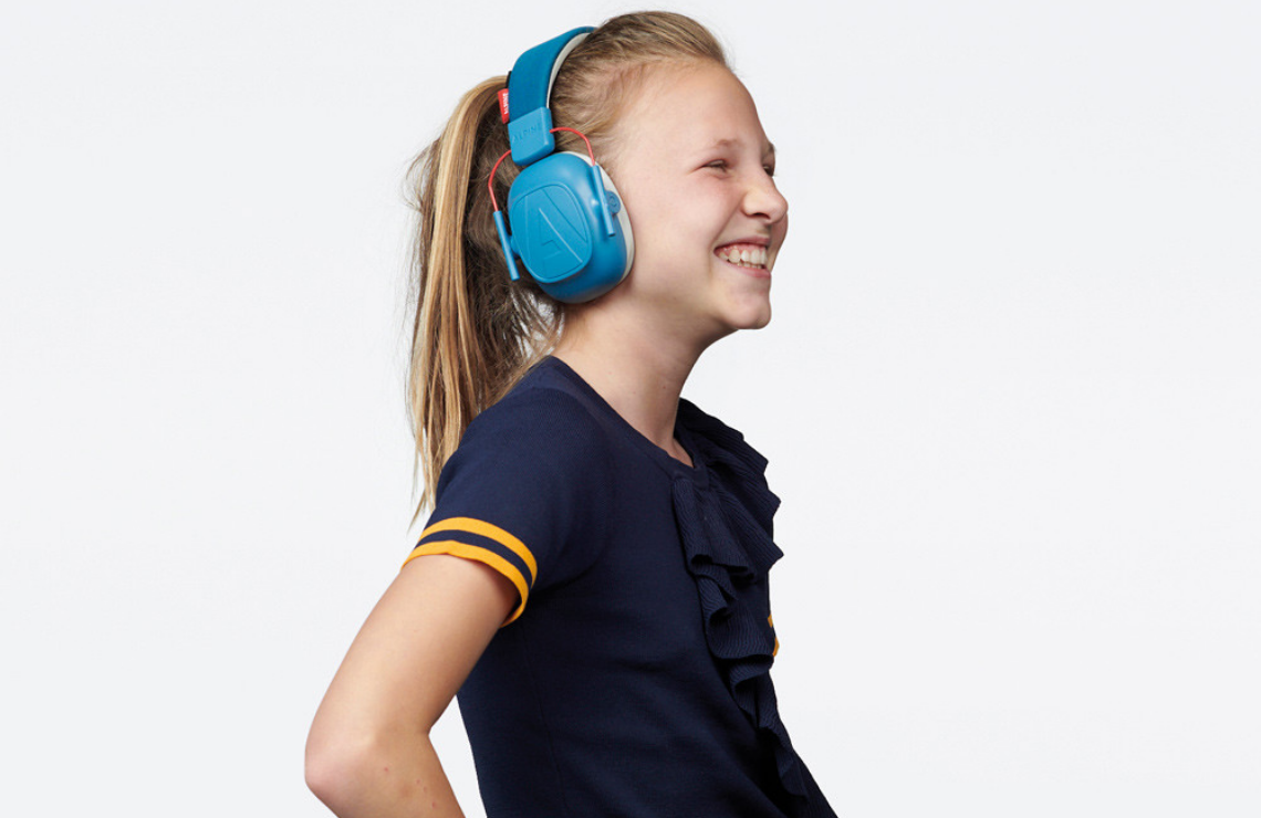 Un enfant porte un casque antibruit