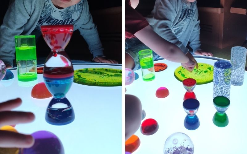 Une table lumineuse où sont posés des sabliers