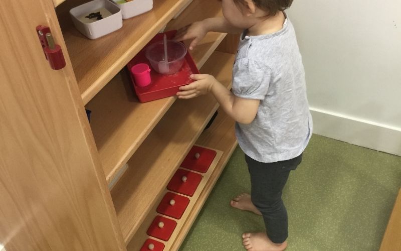 Una estanteria Montessori