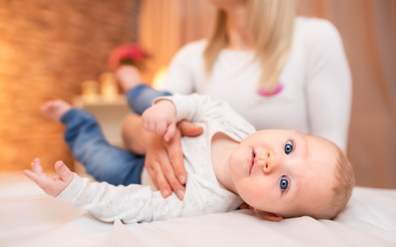 Un bébé sur une couverture 