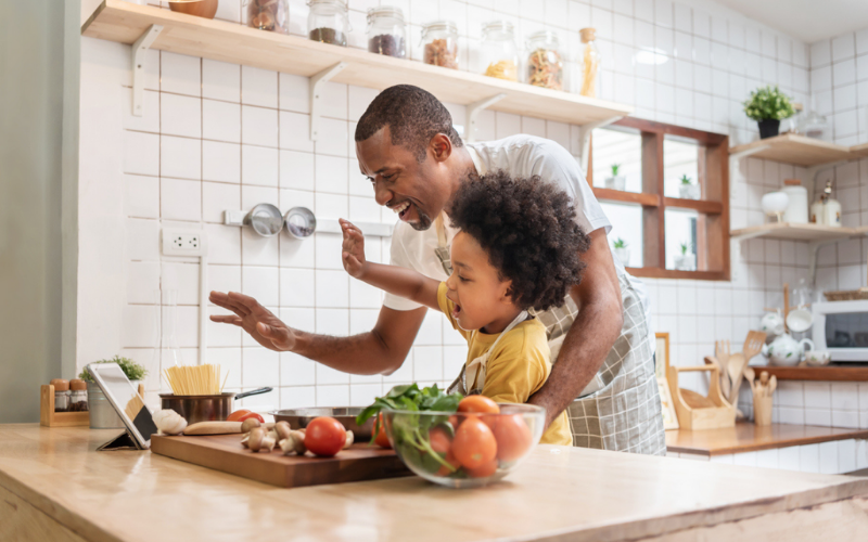 Un père et son fils cuisinent