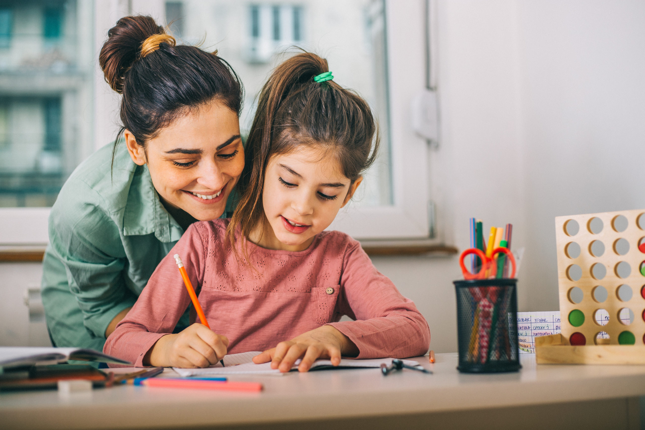 Mère et sa fille font des devoirs, quand on est dysexécutif