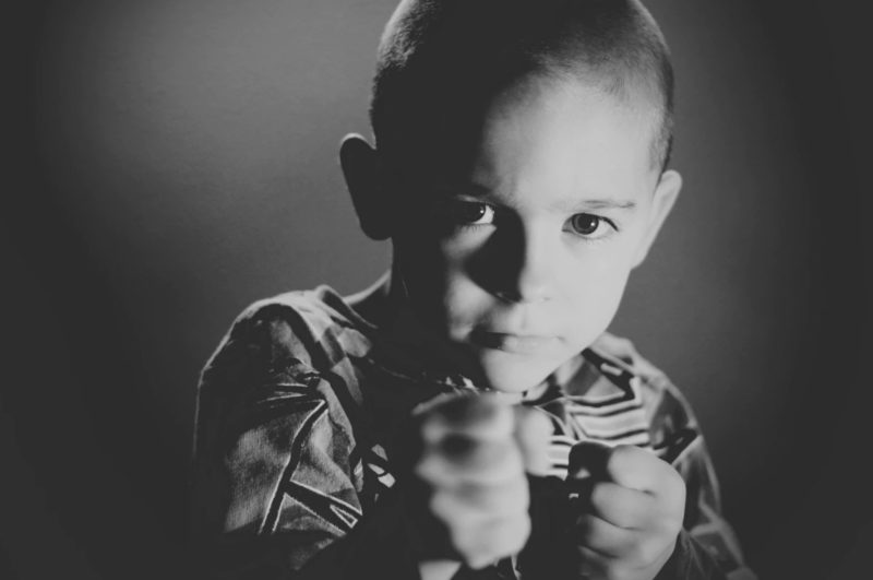 Un enfant montre ses poings