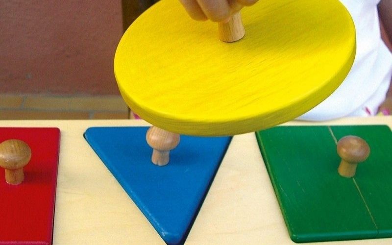 Enfant Jouant Avec Un Jouet Puzzle Coloré Faisant Des Formes À