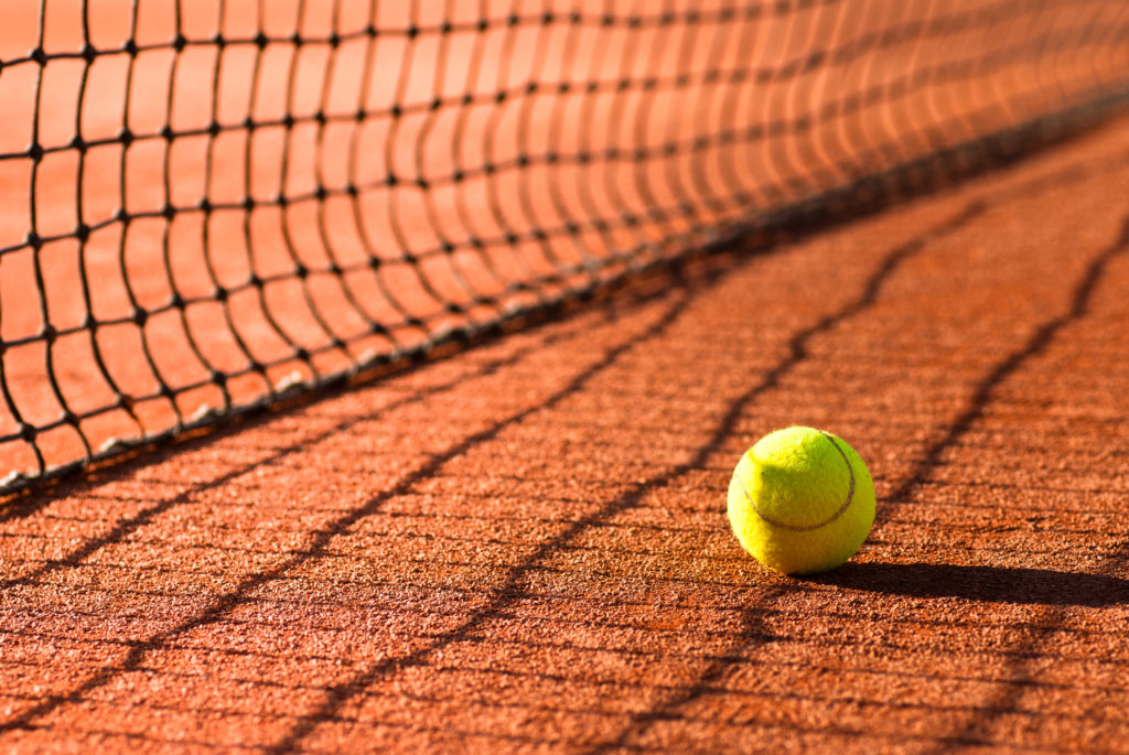 Une balle de tennis sur un court