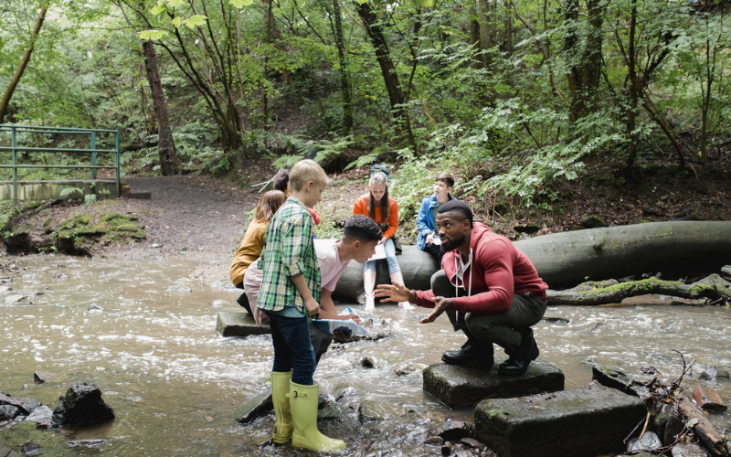 Des enfants et leur professeur dans la forêt