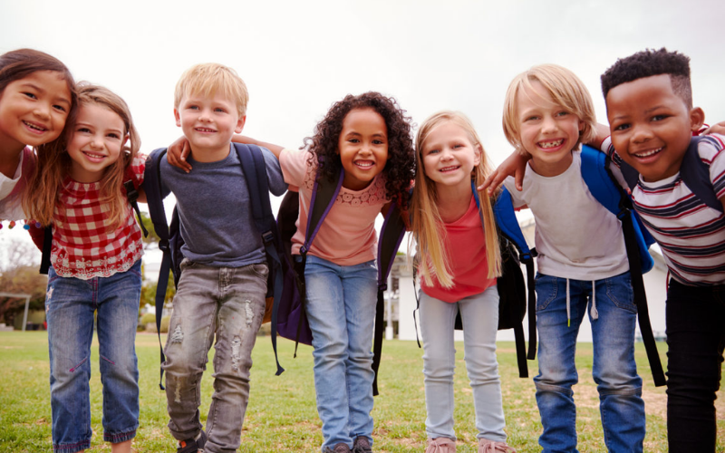 Des enfants se tiennent par les épaules