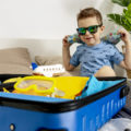 enfant qui fait sa valise