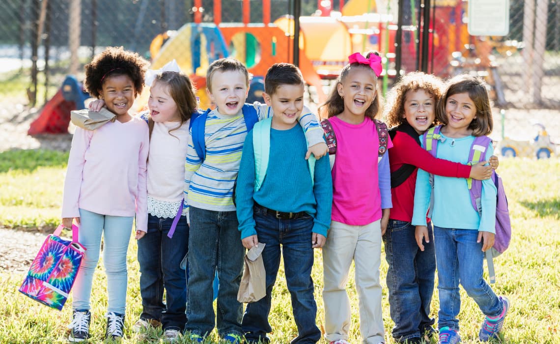 7 Enfants dans une cours de récréation environnement facilitateur 