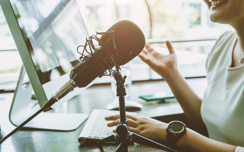 Une personne parle dans un micro de radio