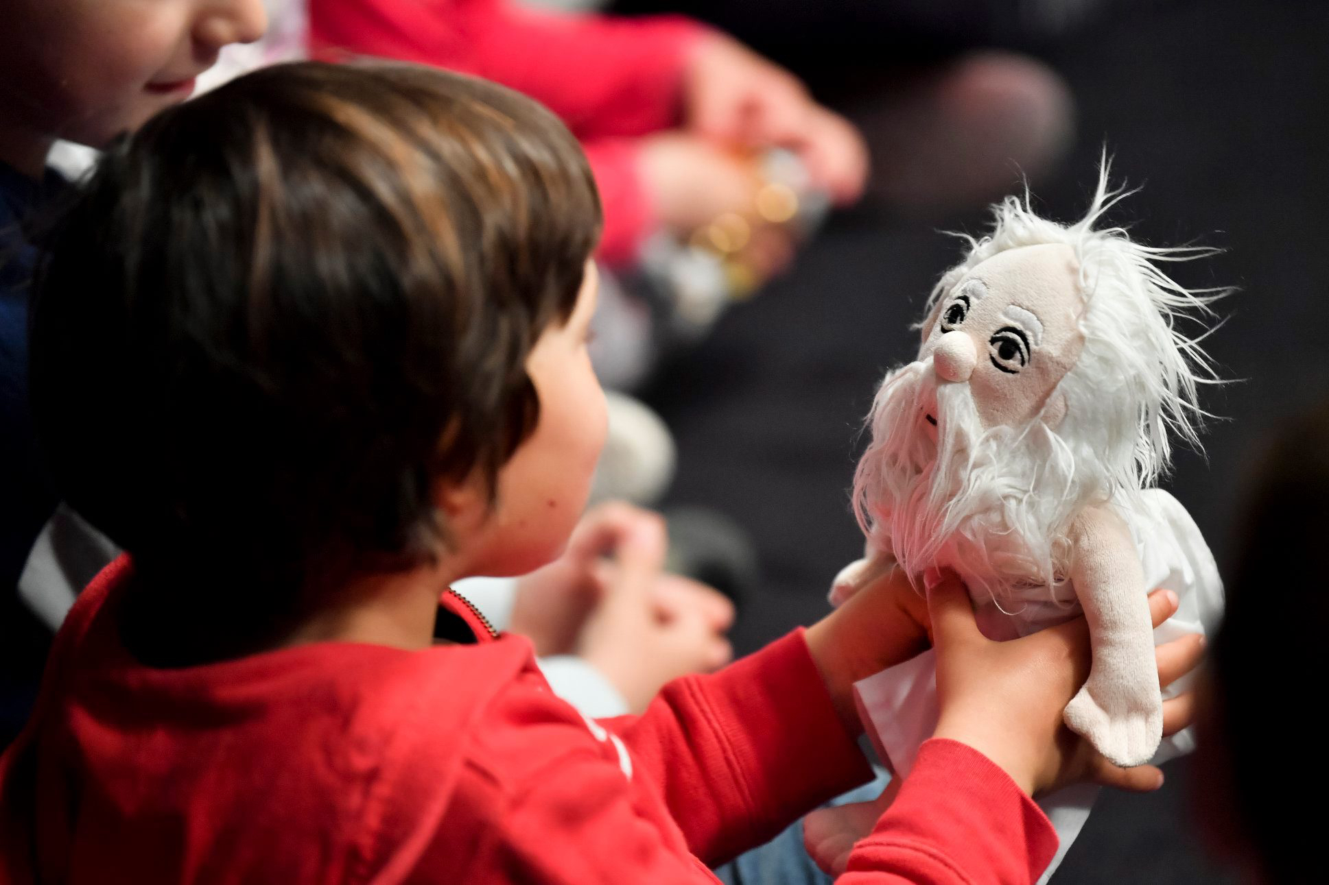 Un enfant tient une peluche