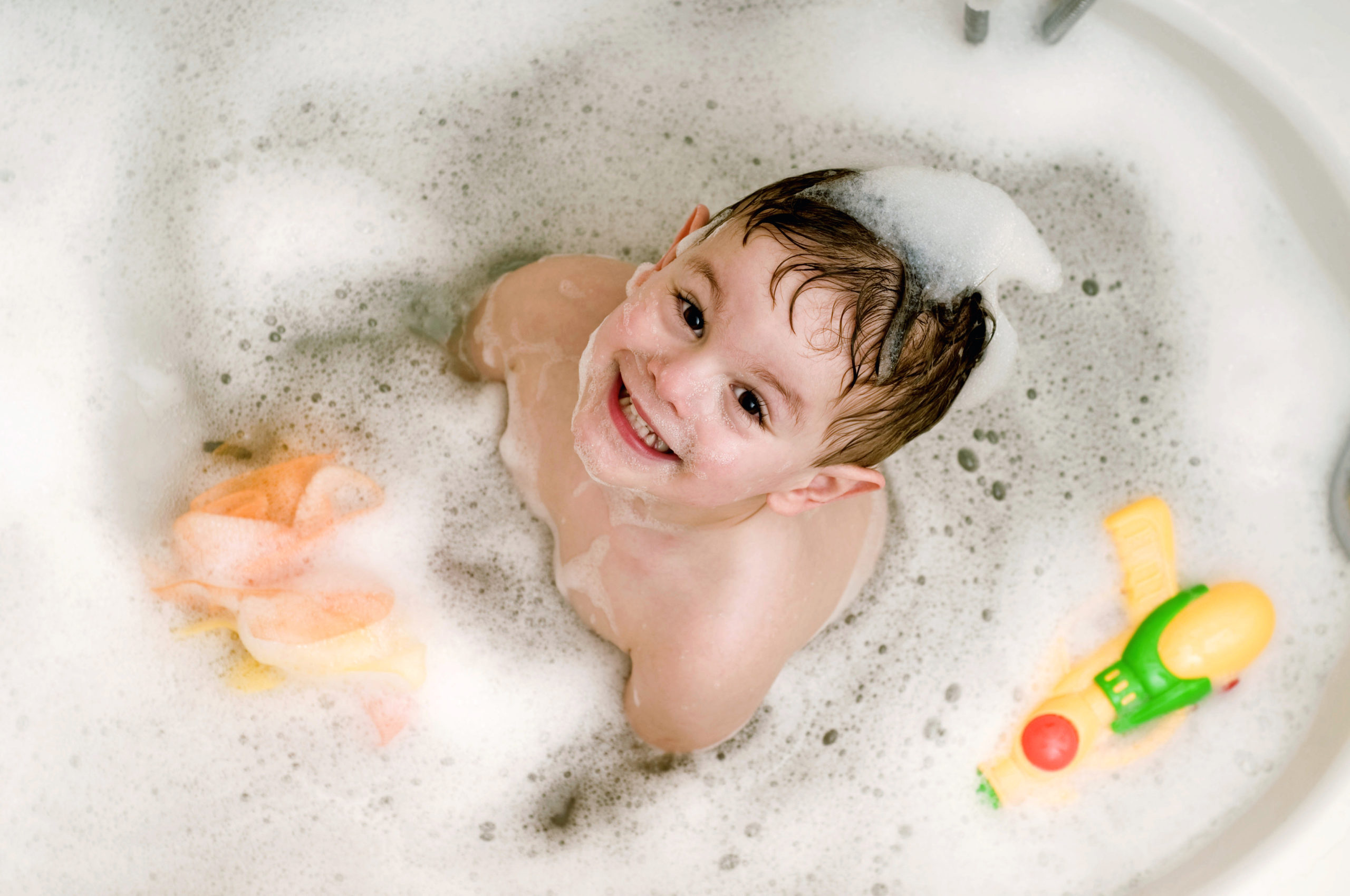 Un enfant dans son bain