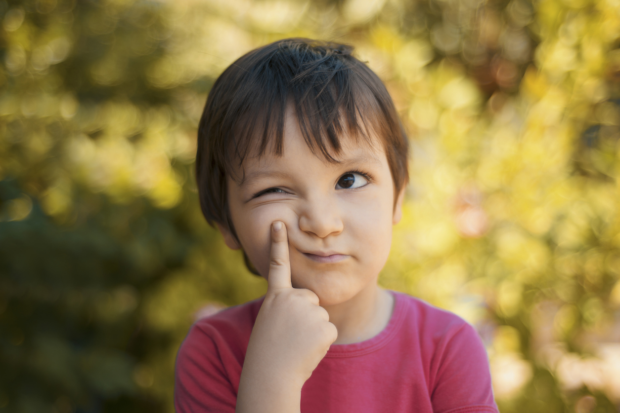 enfant qui réfléchit