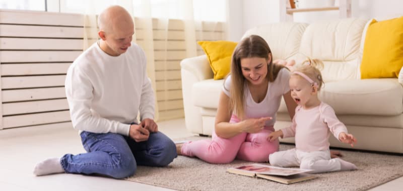 Un bébé sourd et ses parents jouent ensemble