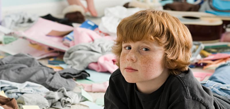 Enfant dans une chambre non rangée