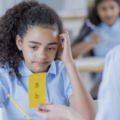 Une jeune fille s'entraîne à la lecture