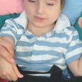 Un enfant appuie sur un buzzer