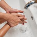 Deux personnes se lavent les mains