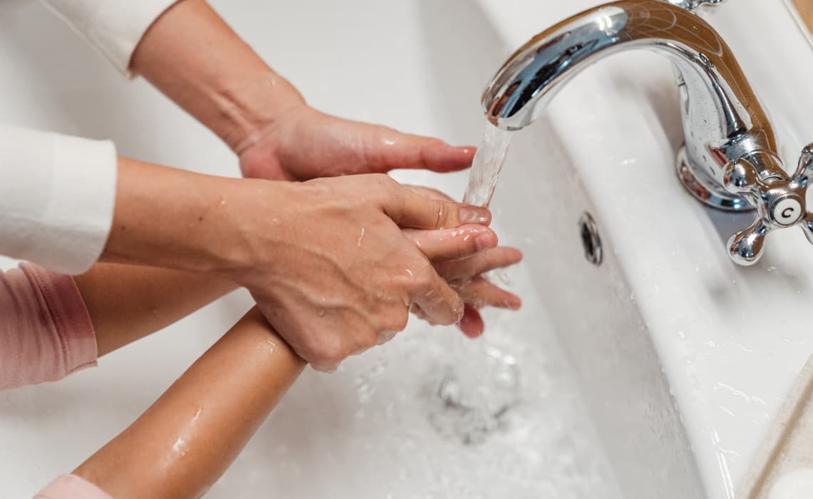 Deux personnes se lavent les mains