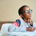 Un enfant réfléchit