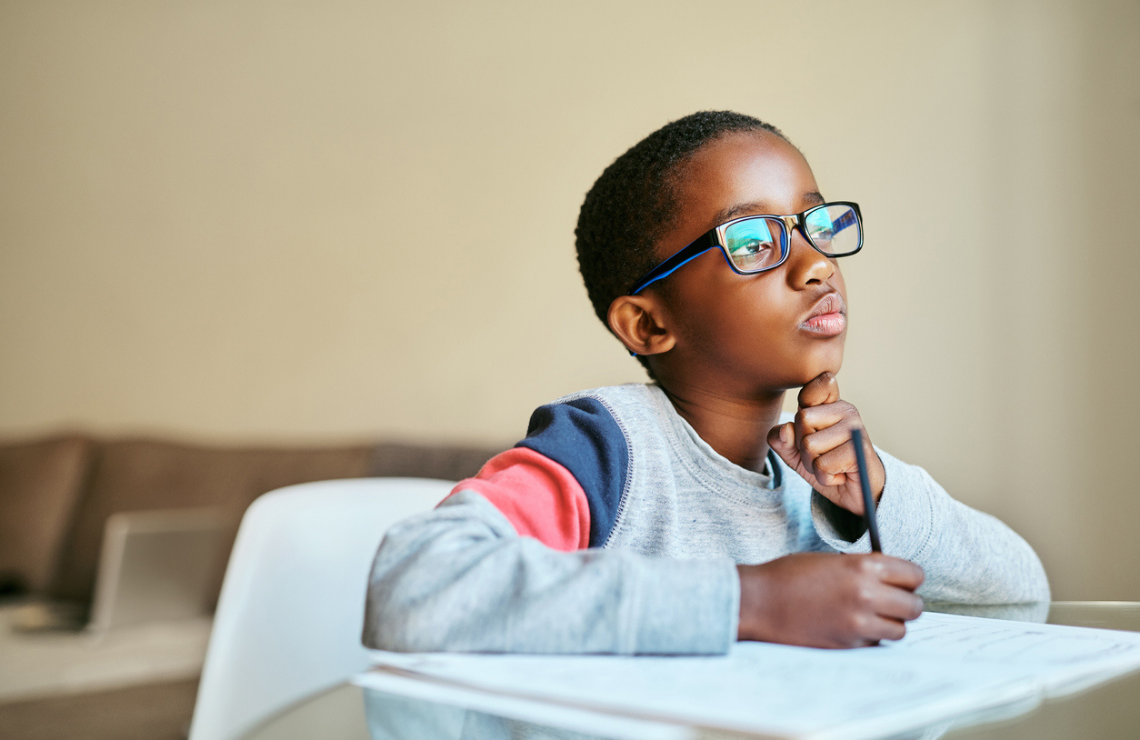 Un enfant réfléchit