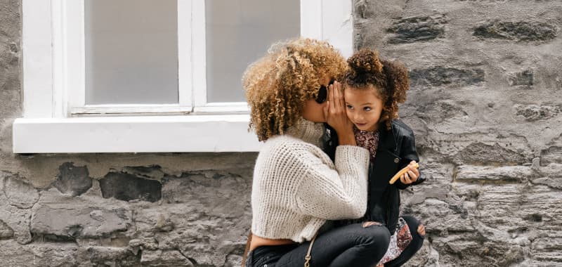 Empowerment : une maman murmure à l'oreille de sa fille