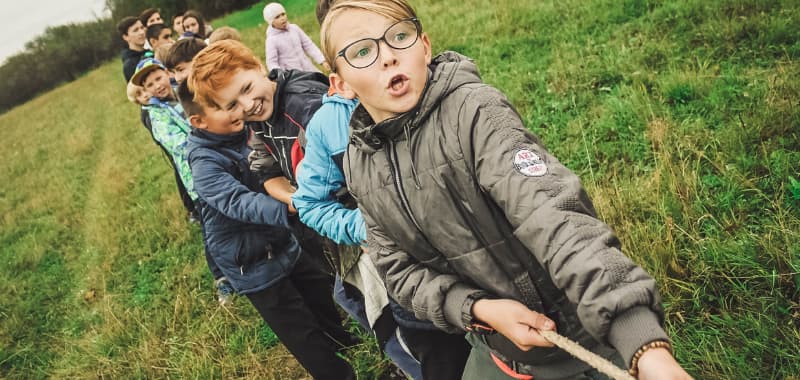 Empowerment : des enfants tirent une corde