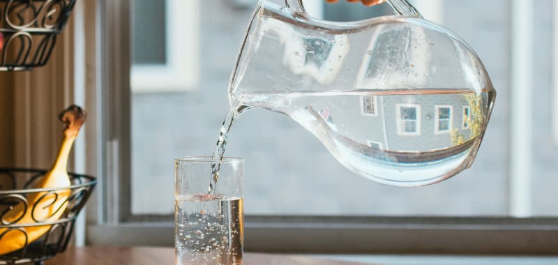 Boire de l'eau pour l'aider à se calmer