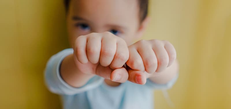 Aider à se calmer grâce à des exercices avec les mains