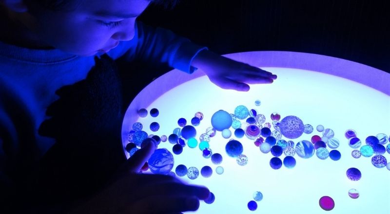 Développer la motricité fine avec la table lumineuse