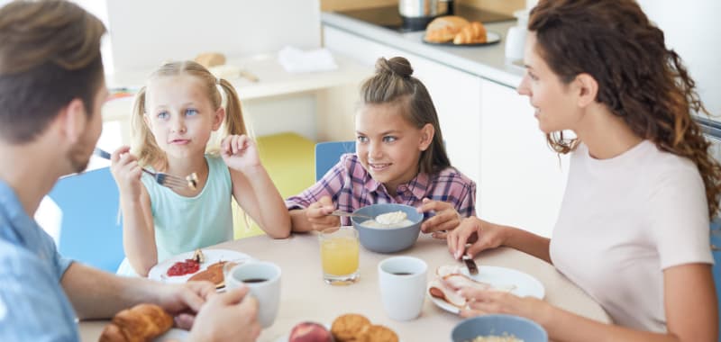 Empowerment : une famille discute autour d'un petit-déjeuner