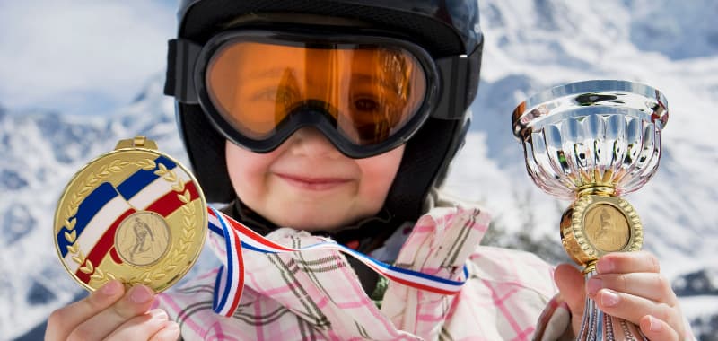 Enfant avec trophée et médaille aide à la persévérance