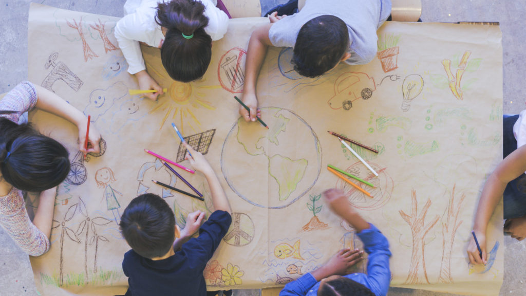 Enfants qui dessinent ensemble