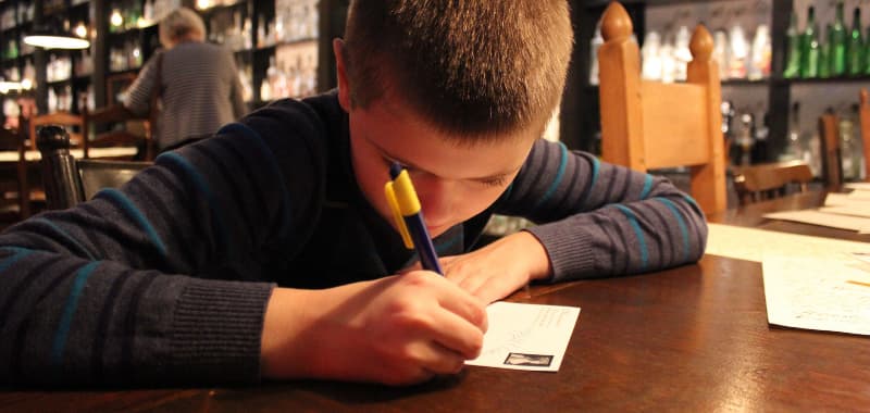 Un enfant rédige une lettre