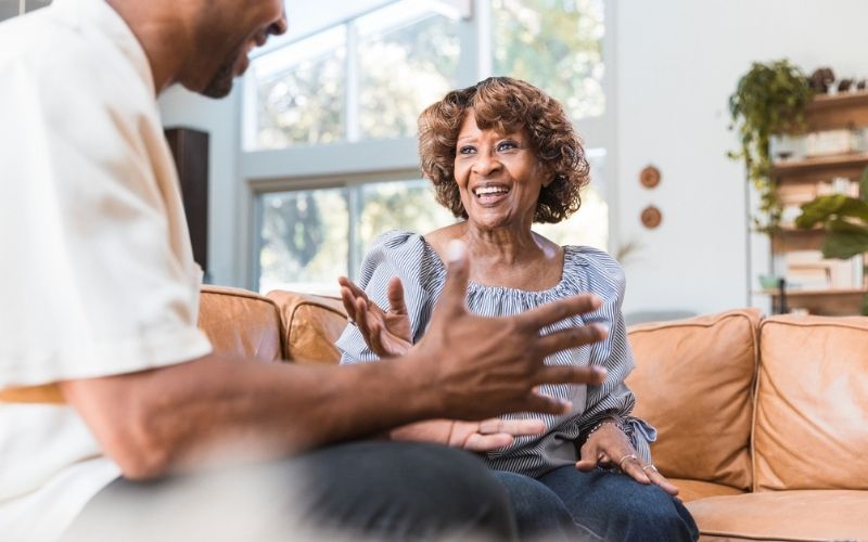 Une personne âgée discute avec un membre de sa famille