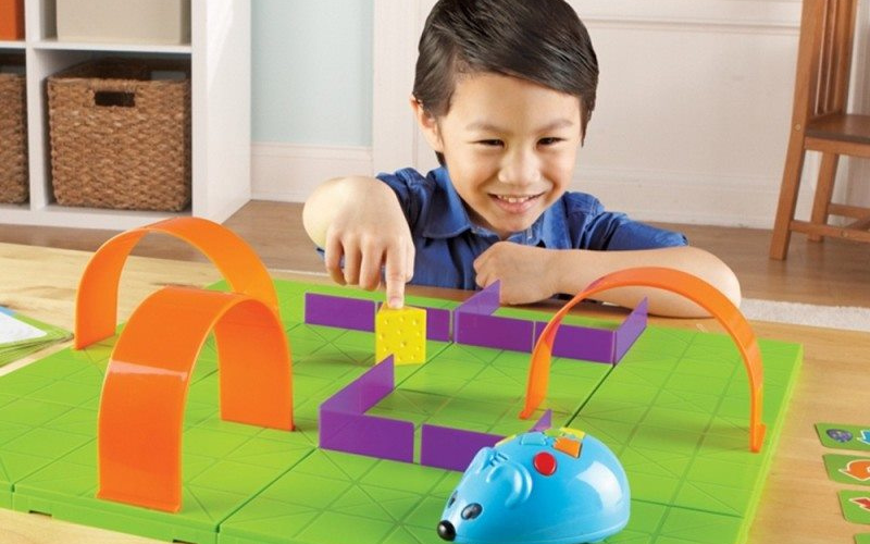 Un enfant joue avec le jeu de la souris et du labyrinthe pour apprendre la résolution de problèmes