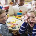 Des enfants en classe font des grimaces