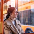 Une jeune femme écoute de la musique dans un bus
