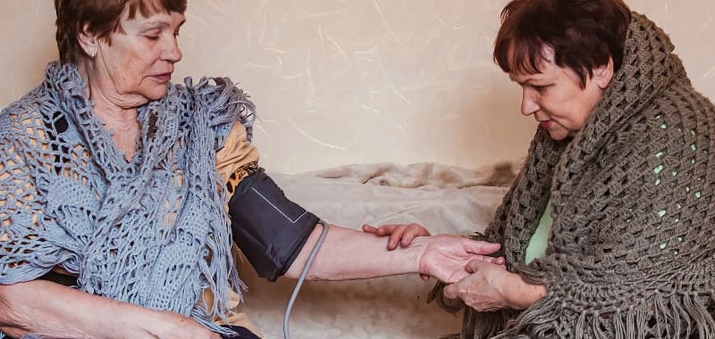 Une femme prend la tension d'une autre femme