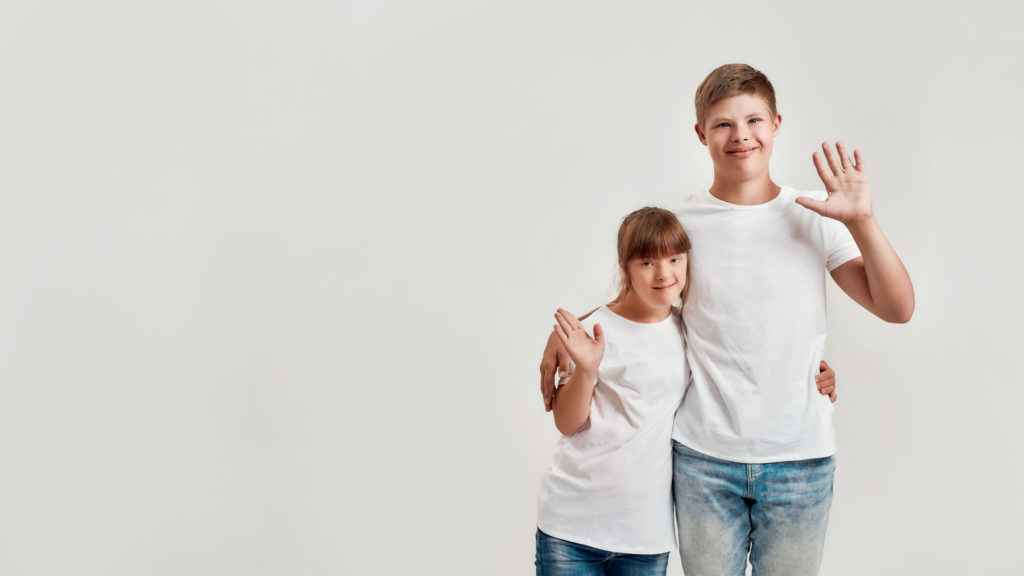 Des enfants avec trisomie font un signe de la main