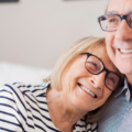 Un couple de personnes âgées