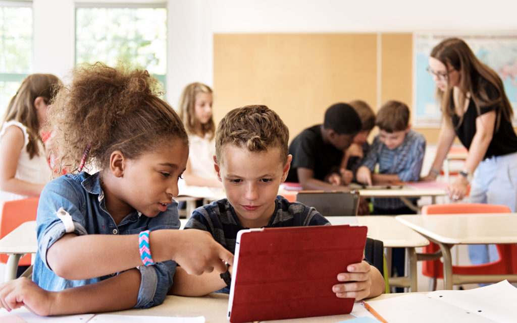 Enfants autisme qui étudient à l'école