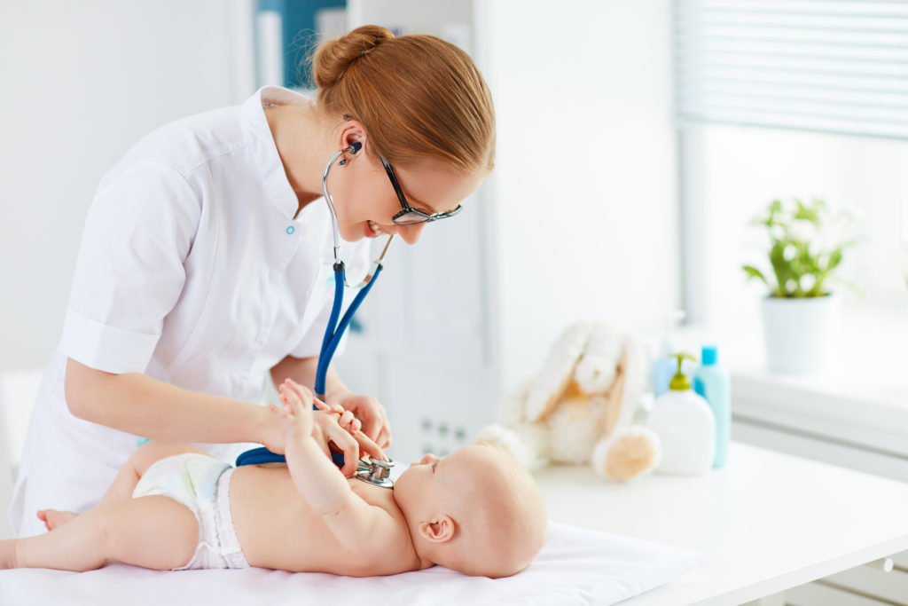 bébé et médecin lors d'une auscultation 