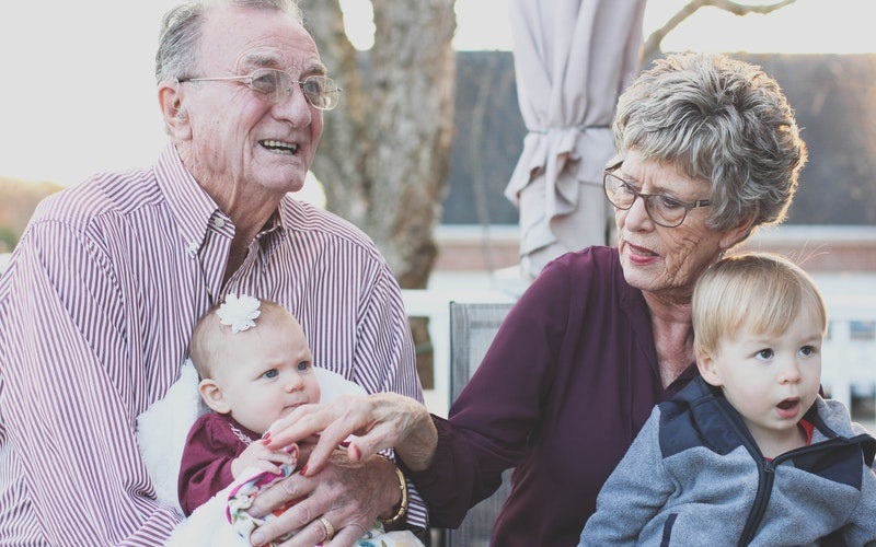 Des grands-parents et leurs deux petits-enfants