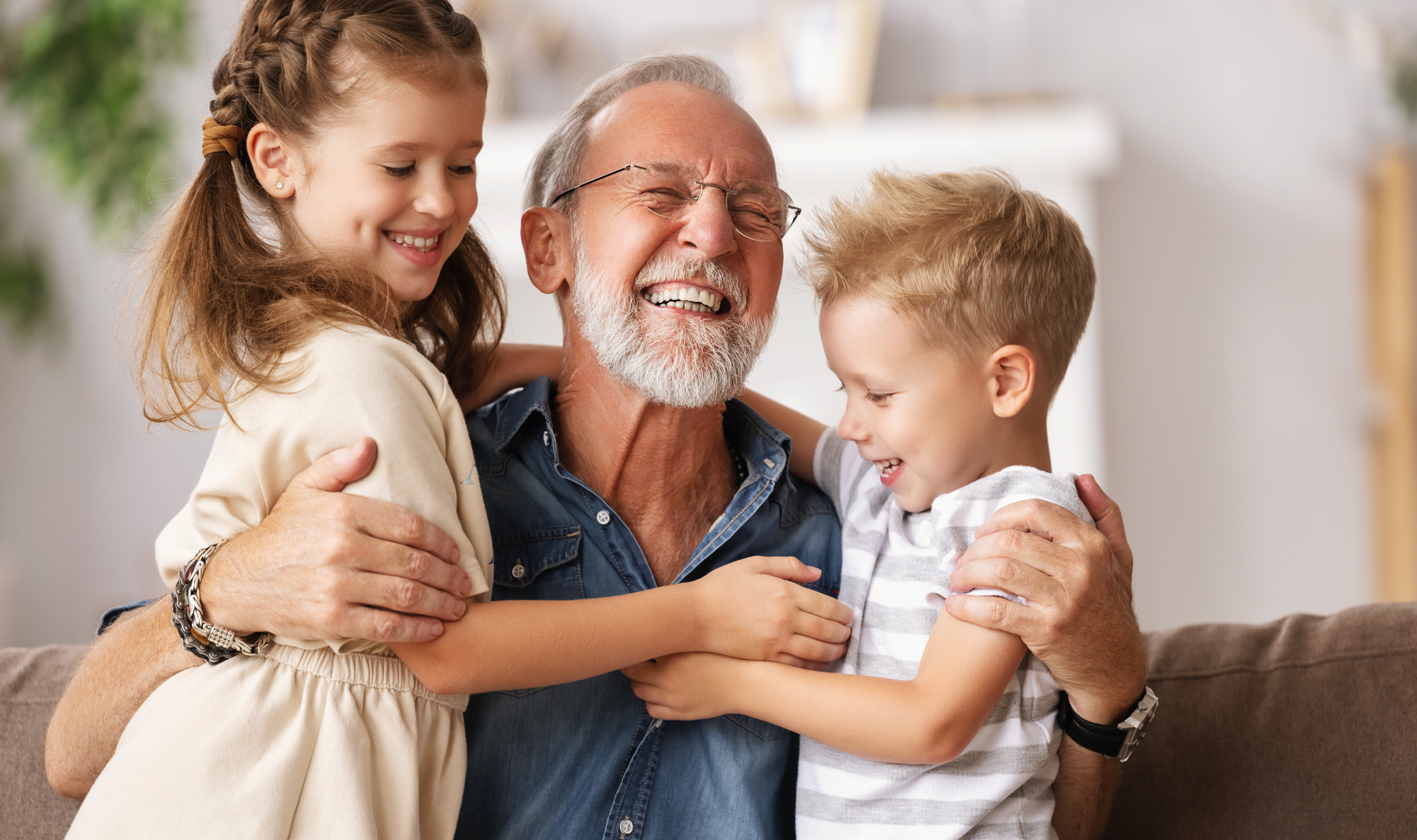 Un grand-père et ses petits enfants