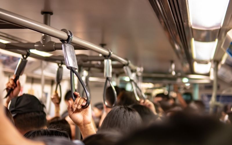 personas en el metro