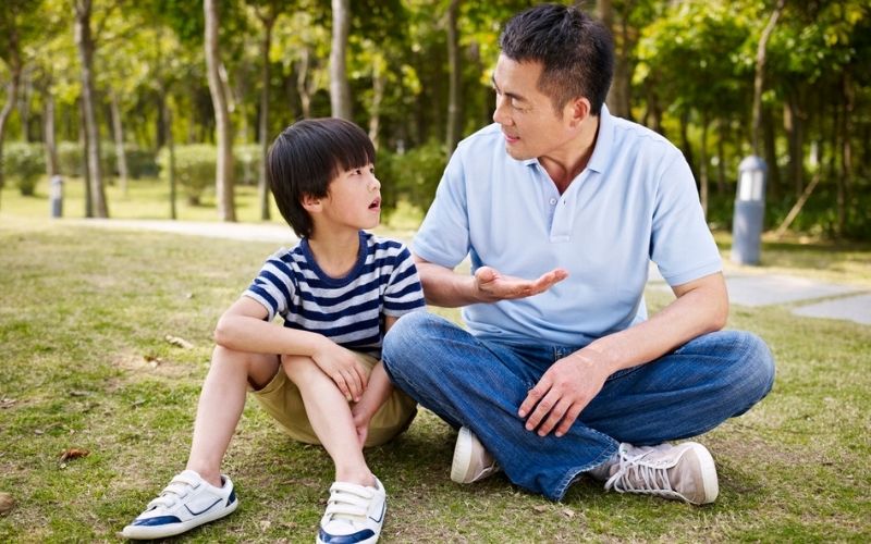 Un père et son fils discutent