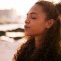 Une femme a l'air apaisée